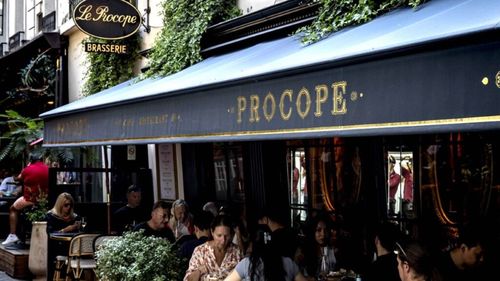 Primul local care a democratizat înghețata a fost Le Procope, deschis la Paris în 1686. Există încă și astăzi, iar până atunci era preparată doar la casele nobiliare. Originile înghețatei se pierd mult înapoi în timp, în epoca precreștină