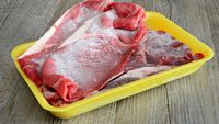 Cât timp rezistă carnea crudă la congelator și cum testezi dacă mai e bună pentru consum / Câte luni poți păstra puiul, porcul și vita