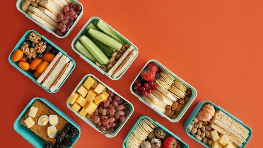 Ce poți găti repede și merge luat în caserolă la birou? Două rețete ușoare pentru a nu mai apela la covrigi și fast-food când te ia foamea