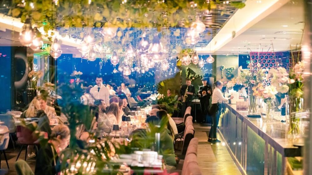 ANALIZĂ | Când se va vedea scumpirea carburanților în farfurie: De ce impactul diferă între retail, restaurante și livrare / „Lipsa de predictibilitate din ultima perioadă se vede în costurile de livrare”
