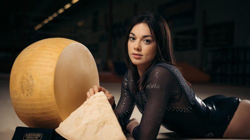 Gimnasta italiană Giorgia Villa a devenit virală în timpul Jocurilor Olimpice pentru imaginile în care apare alături de roți de brânză Parmegiano