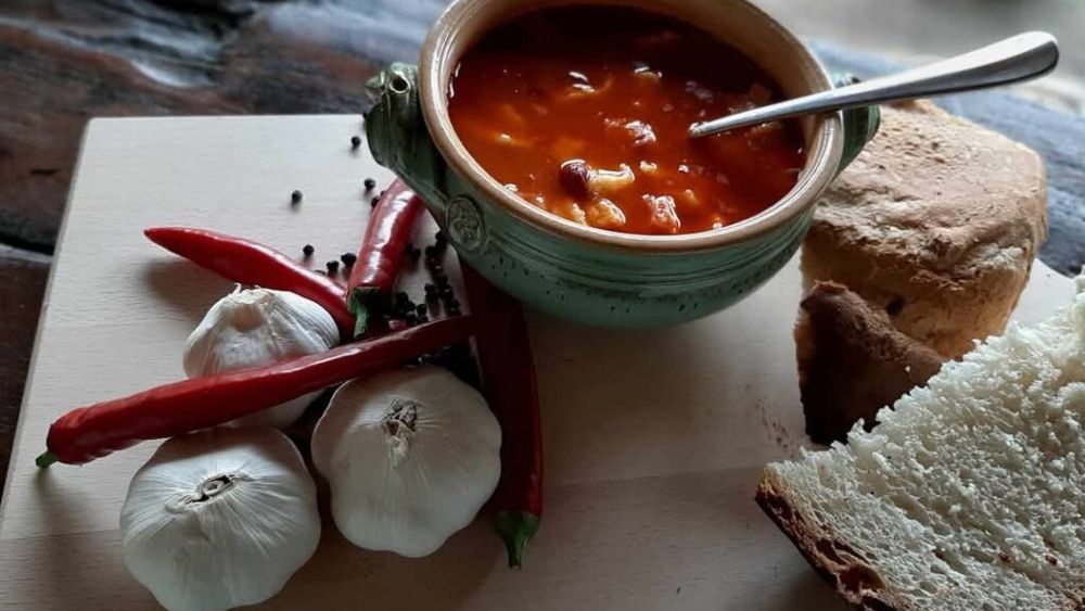 Gest umanitar al unui restaurant cu specific unguresc din județul Arad: Banii obținuți din vânzarea porțiilor de gulaș cu fasole, donați pentru tratarea lui Thomas, un copil grav bolnav