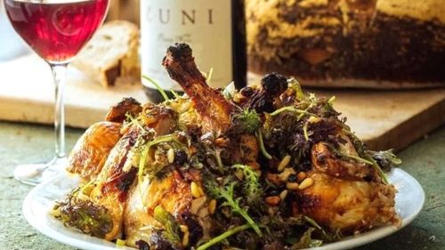 O salată ca fel unic ce se inspiră de la salata Caesar, cu salată verde și crutoane de pâine. În loc de parmezan prevede carne de pui bine rumenită