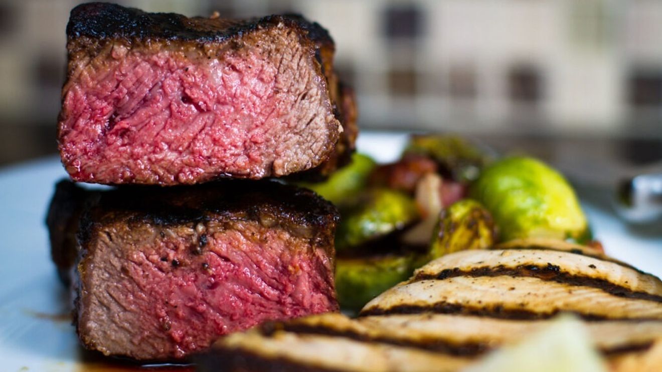 Repulsia românului față de friptura „în sânge” datează de cel puțin câteva secole / Chef Adi Hădean: „Ceea ce vedem în farfurie atunci când tăiem o friptură gătită «rare» nu e sânge, e mioglobină. Culoarea roșie-roz a mușchiului e dată de oxidarea atomilor de fier din acesta, nu de hemoglobina din sânge”
