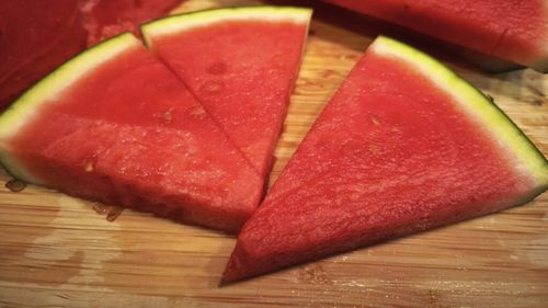 VIDEO | ABC în bucătărie | Pepenele roșu – cum îl tăiem fără efort și îl transformăm în vedeta mesei de vară