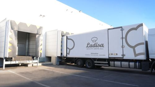 Ulei de măsline cu etichete duble. O mare firmă de catering de la Bari, care câștigase mai multe licitații, este cercetată de procurorii de la Milano că ar fi furnizat sticle de ulei cu etichete false unor cantine ale poliției și armatei