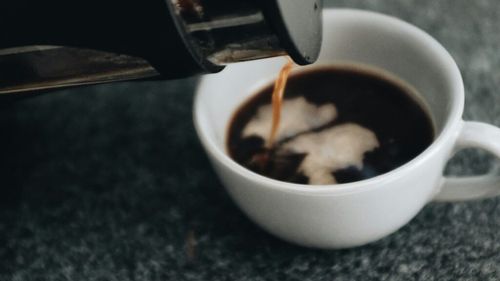Trucul simplu care poate face cafeaua mai gustoasă, potrivit fizicienilor / Totul ține de modul în care torni apa