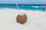 Apa de cocos tinde să nu mai fie doar un produs de nișă în România. Magazin online: Vânzările au crescut cu 318% în această vară / Produsul începe să fie folosit și în deserturile artizanale