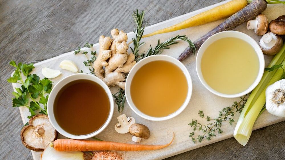 ABC în bucătărie. Cum se face supa limpede de legume utilă în foarte multe preparate și rețete