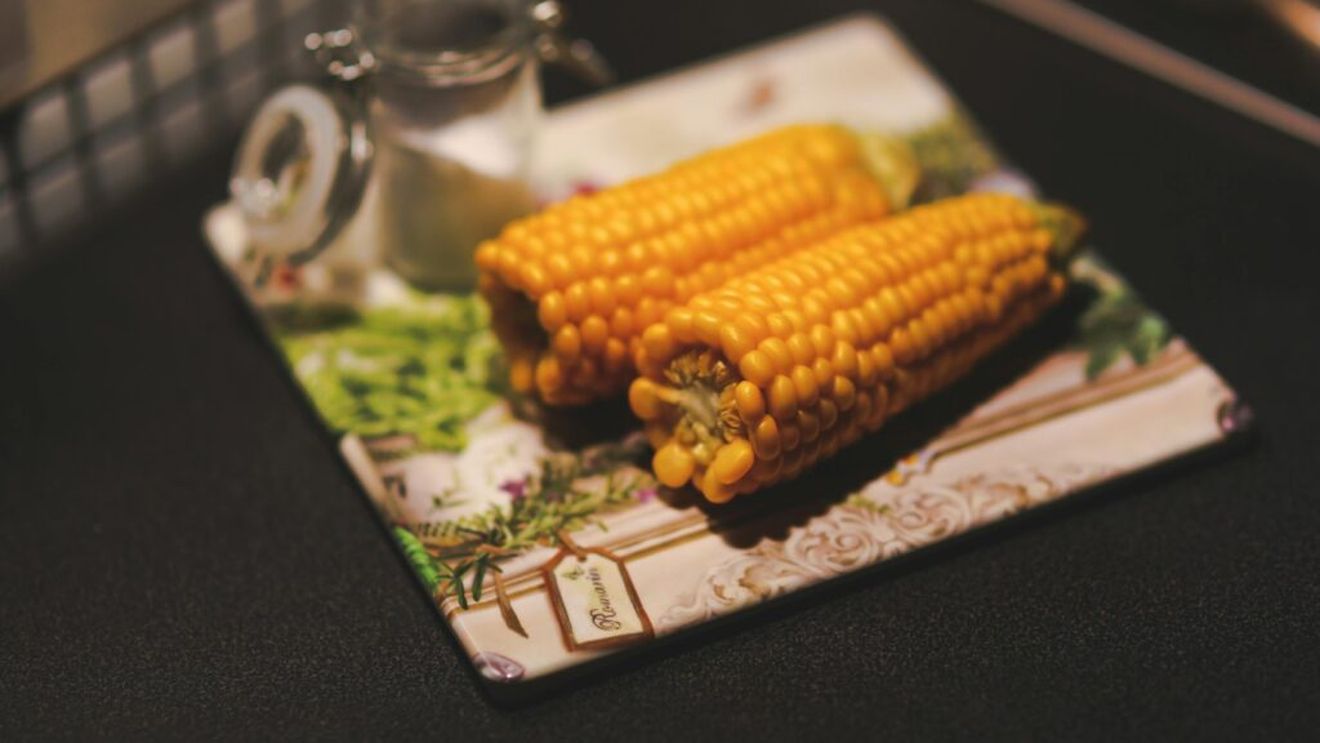 Porumbul fiert, o gustare apreciată de multă lume/ Această legumă-cereală este plină de nutrienți și poate preveni cataracta și degenerarea maculară