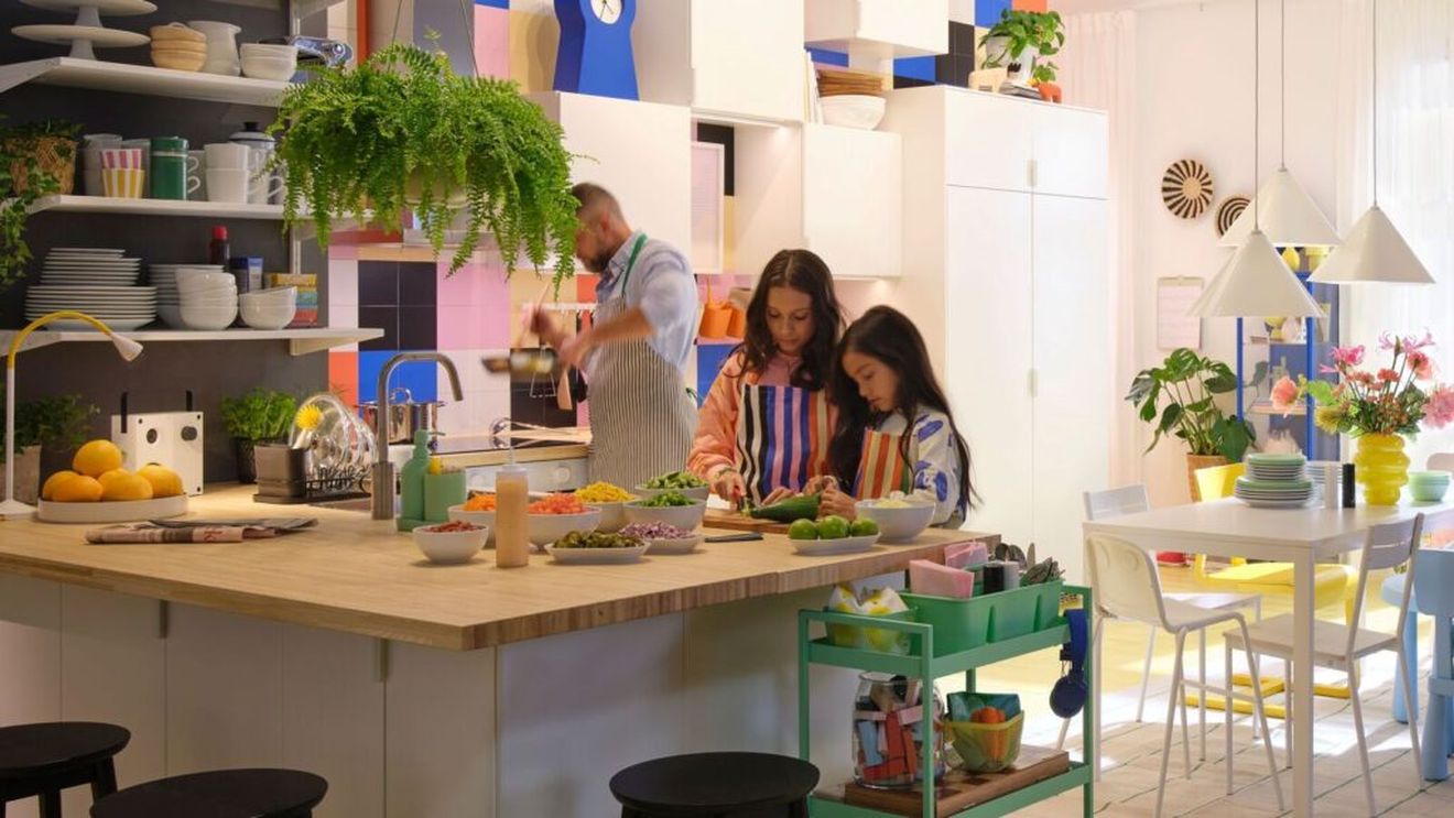 Studiu: 30% dintre români se simt fericiți atunci când iau masa împreună cu familia, iar 23% atunci când gătesc / Aproape jumătate dintre respondenți consideră că o masă pregătită acasă este mai sănătoasă decât una servită în oraș