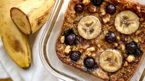 Cum arată micul dejun perfect în viziunea Universității Harvard/ Grupele de alimente obligatorii/ Rețeta de ovăz la cuptor cu banane și afine