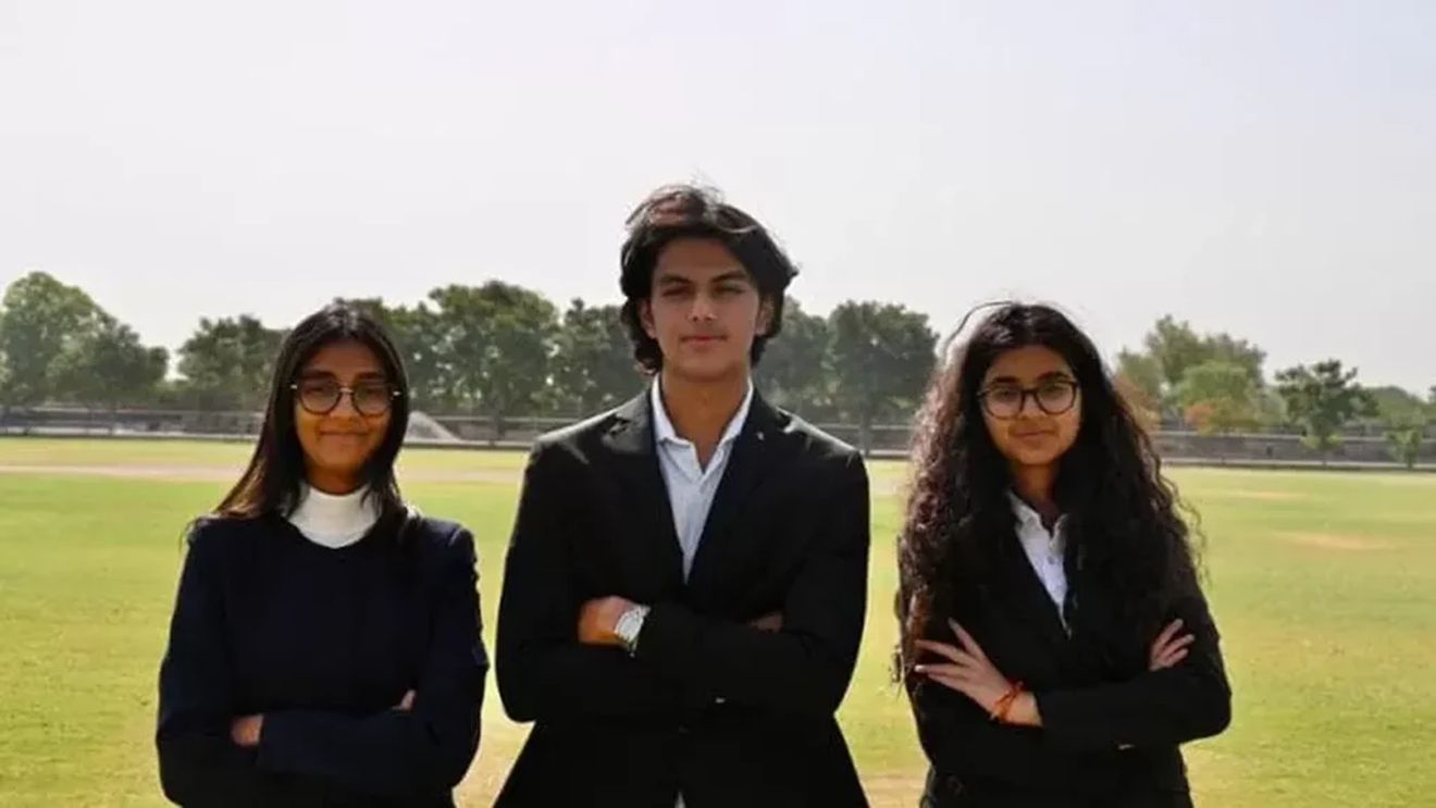 Trei adolescenți din India au inventat un praf biodegradabil care elimină microplasticele din apă fără electricitate. Au câștigat Earth Prize 2026