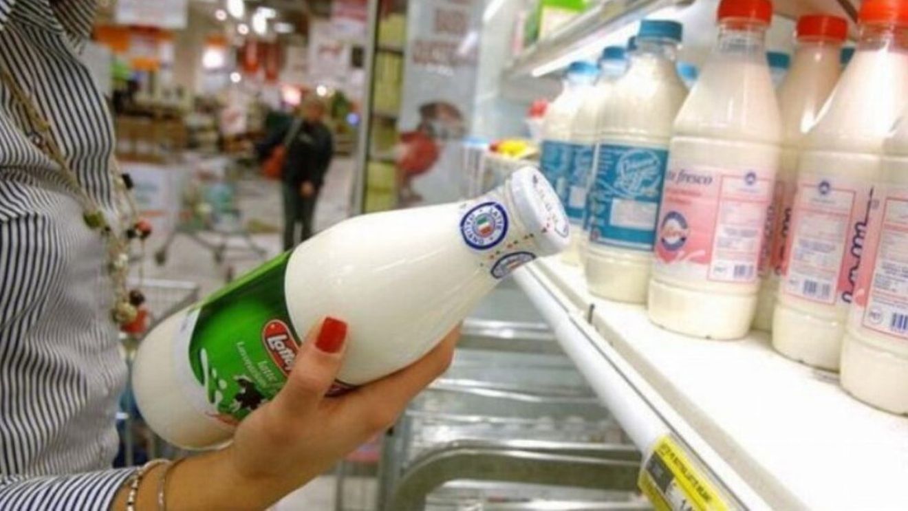 Pe sticlele și cutiile de lapte din Italia apar sfaturi pentru persoanele de vârsta a treia cum să se ferească de înșelătorii