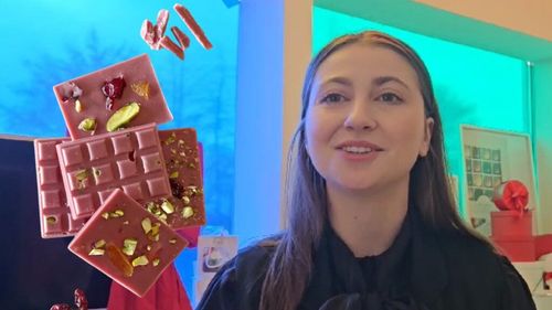 Ce gust are Ruby, al patrulea sortiment de ciocolată din lume / Nu e nici albă, nici neagră, ci e... roz! Bianca Catana, ciocolatier „Five Graces”: „Nu este recunoscut oficial de toți ciocolatierii, dar aduce un echilibru în cutia de bomboane” (VIDEO)