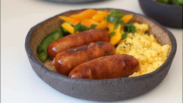 VIDEO | Brunch de weekend acasă: cârnați „durdulii” cu ouă jumări și salată proaspătă