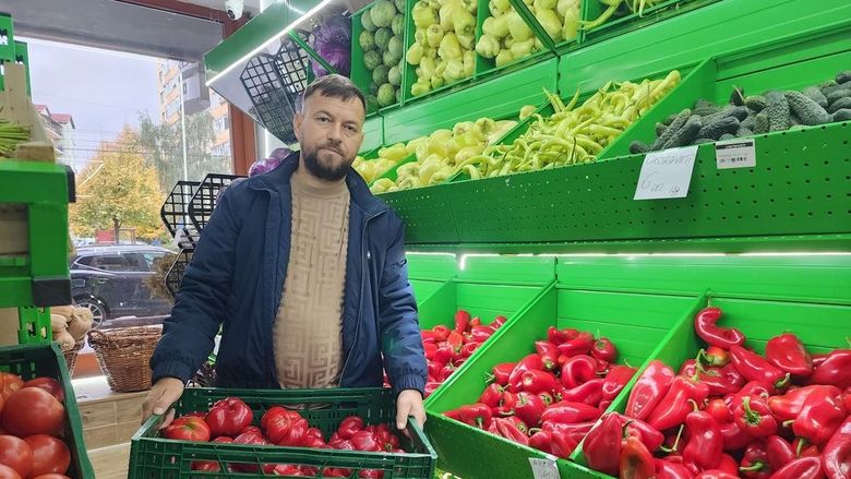 FOTO | „Asta ne trebuia, nu săli de jocuri de noroc” / Un aprozar deschis la Sibiu vinde legume românești cu prețuri sub 10 lei/kg / Magazinul este, de fapt, o cooperativă agricolă formată din 75 de familii de producători
