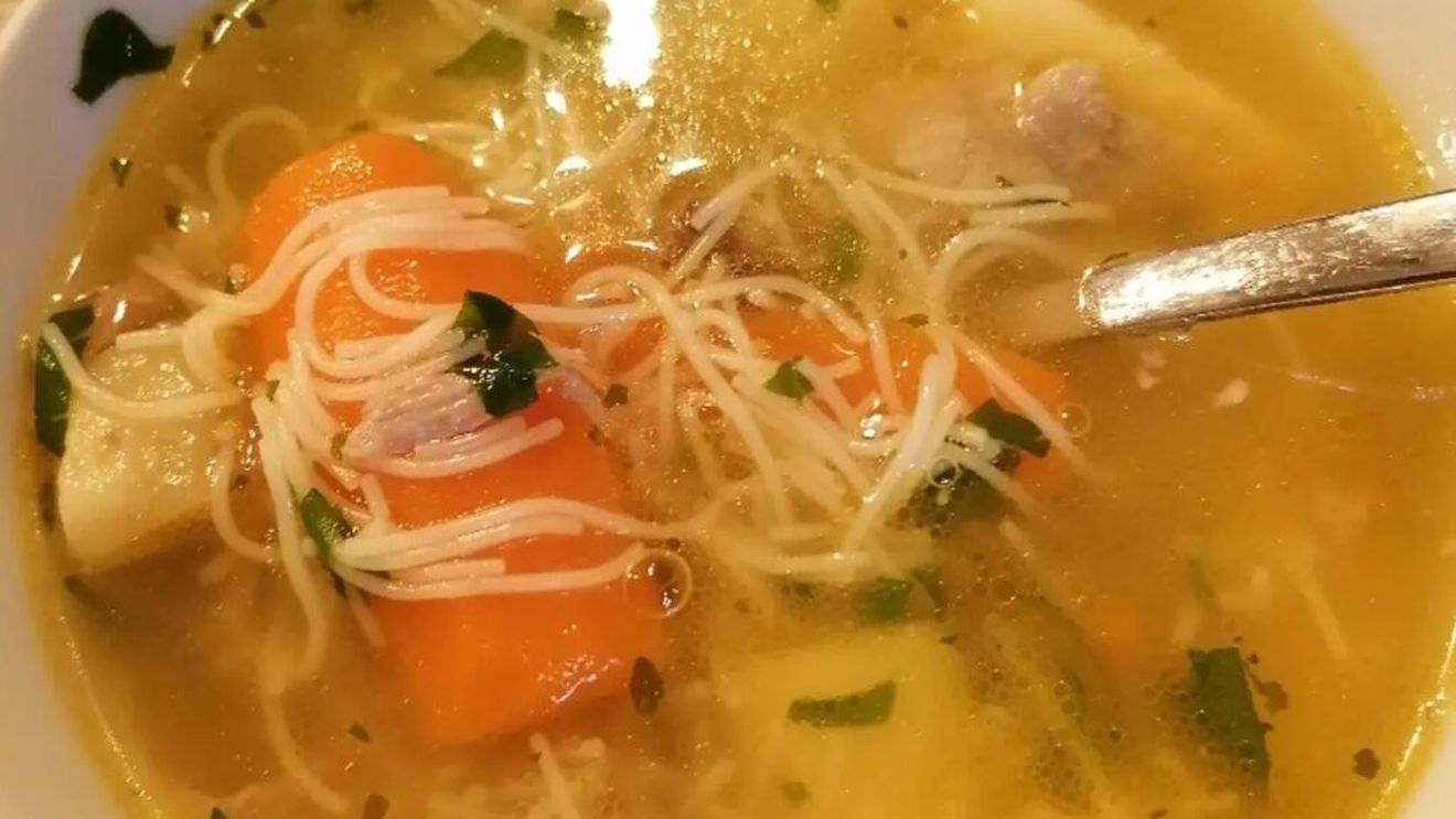 TRADIȚII Supa de tăiţei cu carne la tuci, fiartă pe foc de lemne, mâncată şi cu lingura şi cu furculiţa