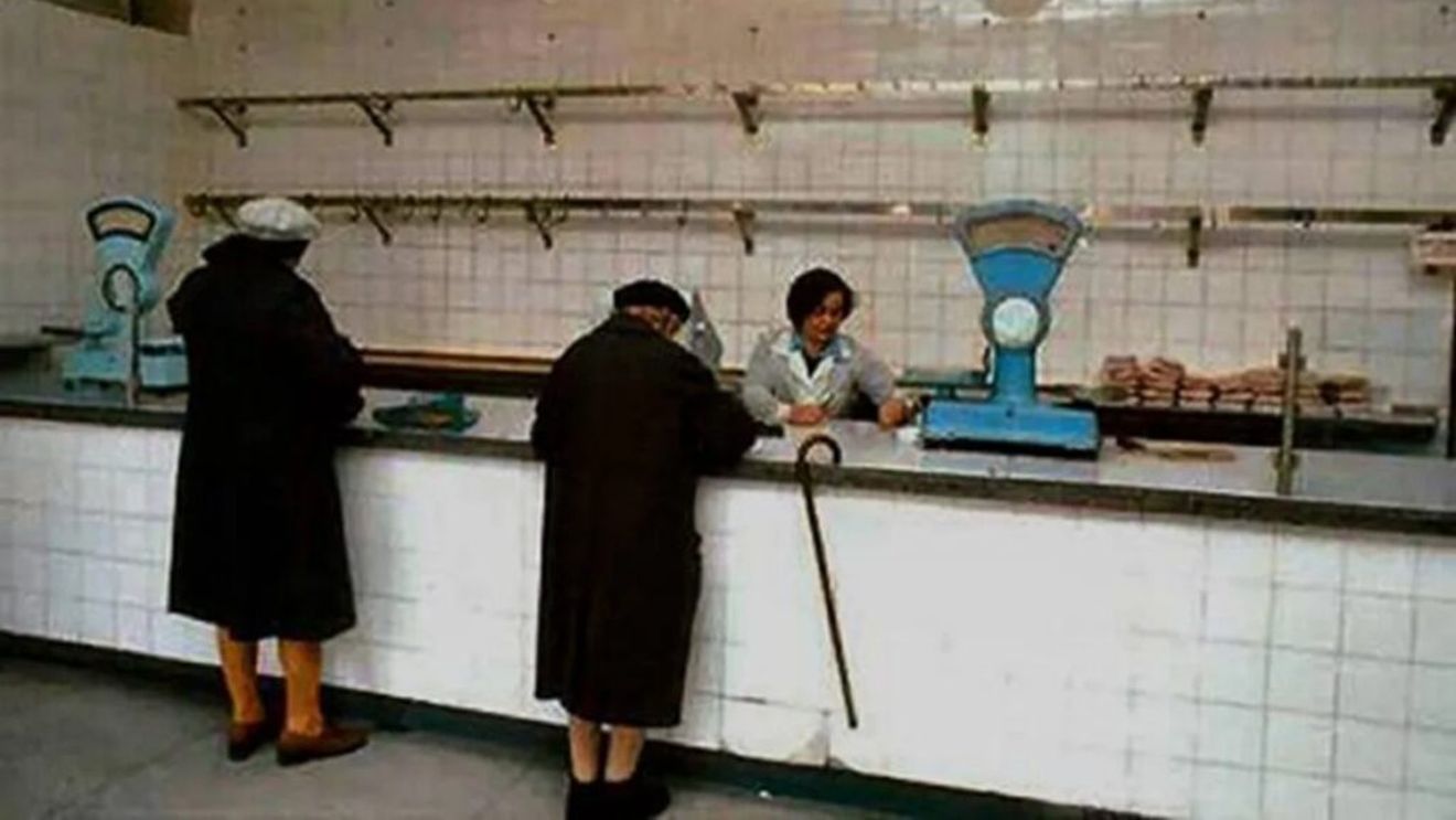 Crăciunul în comunism / Cum își procurau românii alimente care azi ne par banale / Untul, doar „pe sub mână”, sau de la țară: „Mama mea cumpăra lapte de la țară și făcea unt pentru sărbători. În magazine nu se găsea nimic, totul era pe cartelă”