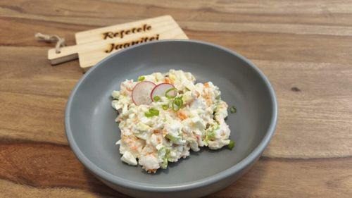 Rețetele Juanitei | Salată proaspătă cu ouă, rădăcinoase și dressing de iaurt grecesc