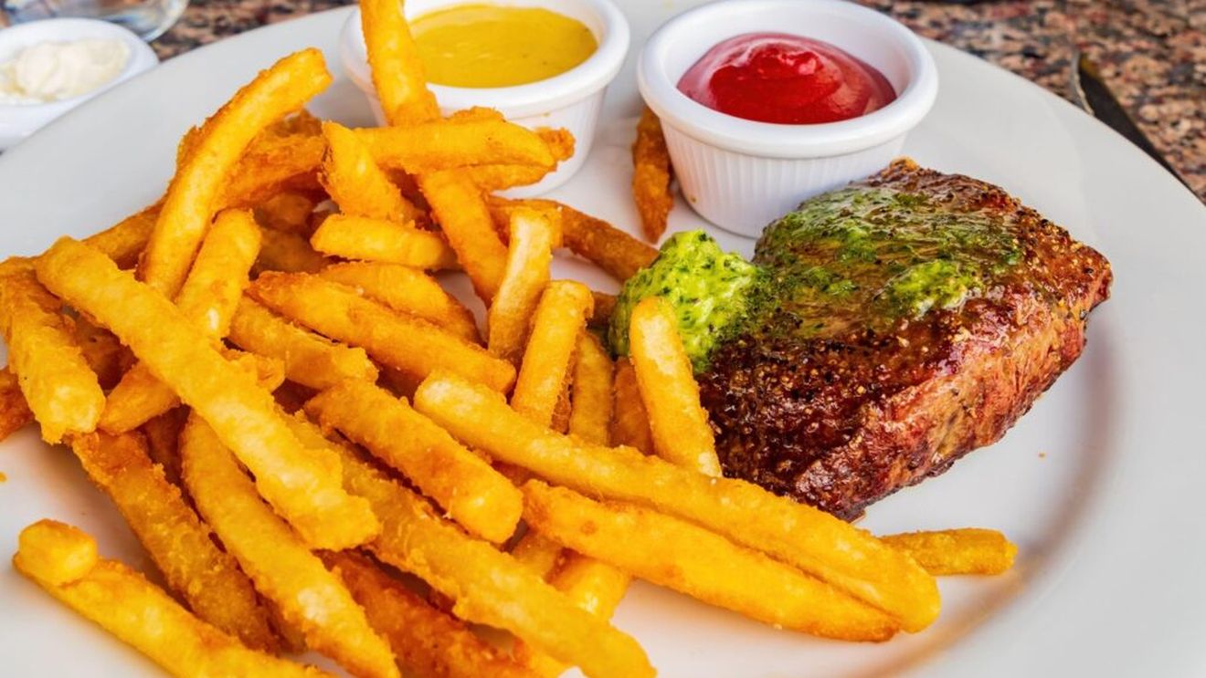 Cele trei feluri de mâncare despre care un doctor spune că nu ar trebui să le consumăm niciodată/ Conțin sare în exces, uleiuri rafinate, amidon și acrilamidă