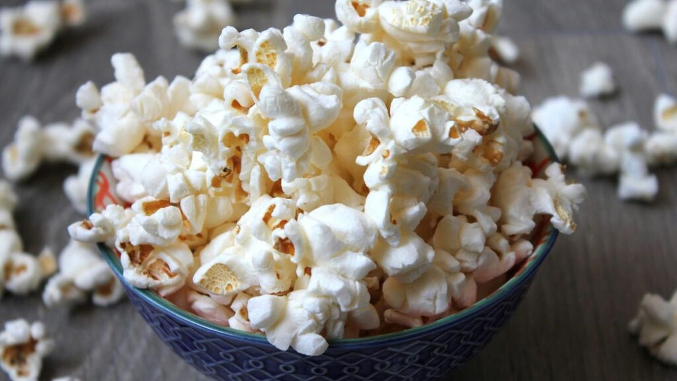 Ce se întâmplă cu organismul tău dacă mănânci popcorn zilnic? Deși are un conținut mai mare de antioxidanți decât multe fructe și legume, nutriționiștii recomandă moderație: Consumul excesiv poate provoca balonare, gaze și constipație