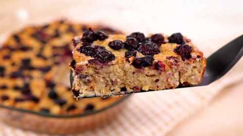 Plăcinta cu ovăz, afine și măr promite un mic dejun simplu și ușor / Rețeta se pregătește repede și coace în mai puțin de o oră