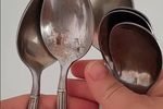 VIDEO | Tacâmurile s-au înnegrit? Nu le arunca. Trucul simplu cu bicarbonat care le poate reda strălucirea