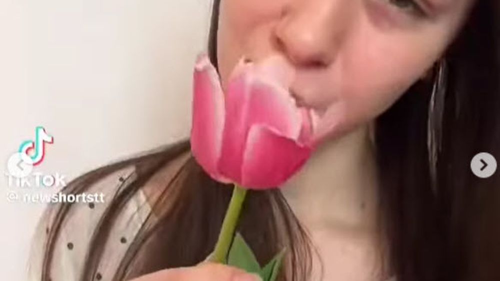 VIDEO | Mănânci lalele? Iată care sunt consecințele unei periculoase provocări de pe Tik Tok/ Îți afectează sănătatea sau îți poate pune chiar viața în pericol