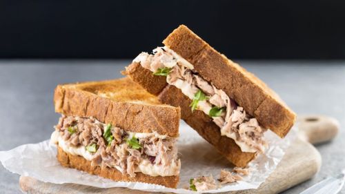 Mic dejun rapid, răcoros și potrivit pentru miezul verii. Tartine proteice, cu cremă de ricotta și ton