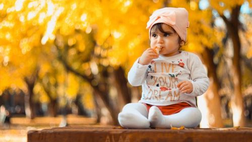 Ce este „baby-led weaning”: ce știm și ce nu știm despre noile teorii de alimentație a bebelușilor. De ce ne e teamă de a oferi hrană solidă de la vârste fragede și ce spun studiile