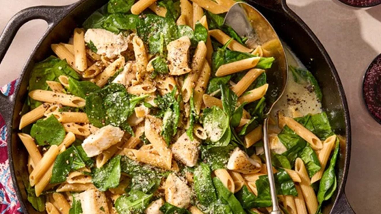 Paste la tigaie cu pui, spanac, lămâie și parmezan / O cină delicioasă, pe care toți o vor îndrăgi / E gata în doar 30 de minute