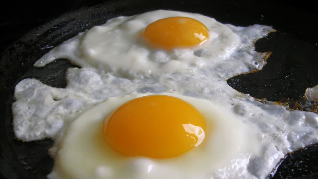 ABC în bucătărie | De ce nu este bine să spargi oul direct în mâncarea pe care o prepari/ Riscuri la care te expui