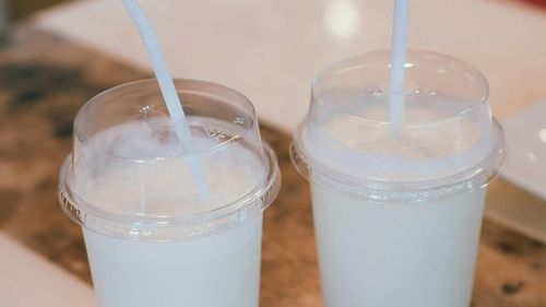 Ce este, mai exact, produsul din bucătăria anglo-saxonă numit buttermilk? Poate fi o alegere ideală pentru cei care vor să slăbească sănătos, sprijină sănătatea intestinelor, reglează tensiunea și ajută sistemul osos