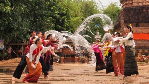 Festivalul Apei, ce marchează trecerea în Anul Nou în Thailanda, a început duminică cu tradiţionala deja bătaie cu apă