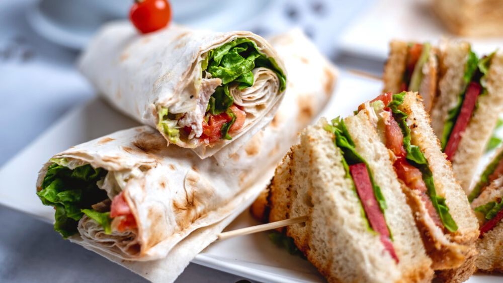 Sandwich-ul pe care îl poți lua la pachet chiar și pe timp de vară. Trei variante practice pentru un prânz rapid. Ce ingrediente să alegi când pleci la drum lung, la plajă sau picnic
