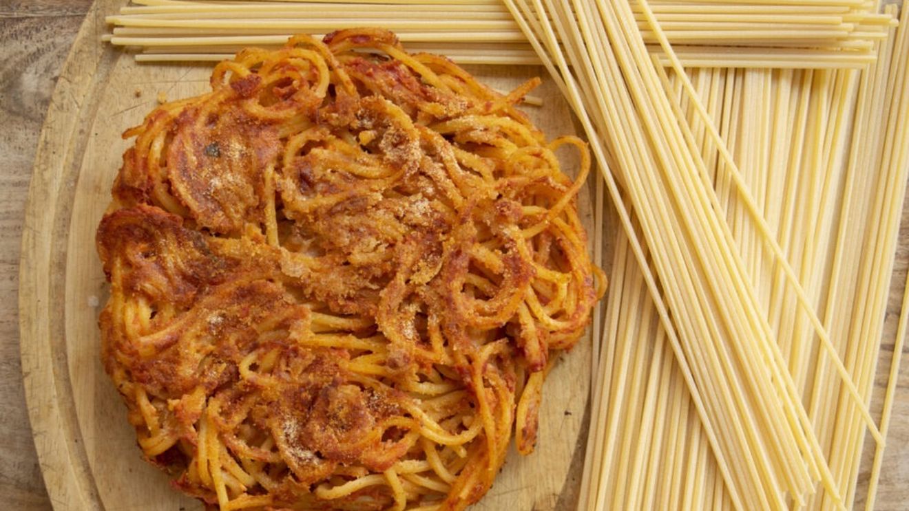 Rețete pentru studenți.  Omletă cu paste ca la Napoli. Alături de o salată, o masă completă, echilibrată, economică, rapidă