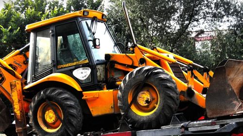 Un bărbat a distrus cu buldoexcavatorul mai multe culturi de mazăre în Teleorman / Polițiștii nu au reușit să îl oprească, deși au tras cu arma spre anvelopele vehiculului