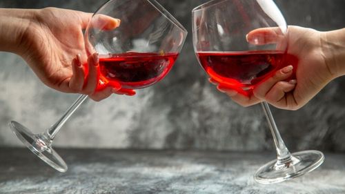 Dry January în Franța / Tot mai mulți tineri aleg o pauză de la alcool în  prima lună din an, pentru un stil de viață mai sănătos / Specialiștii spun că efectele se văd rapid, de la somn la energie