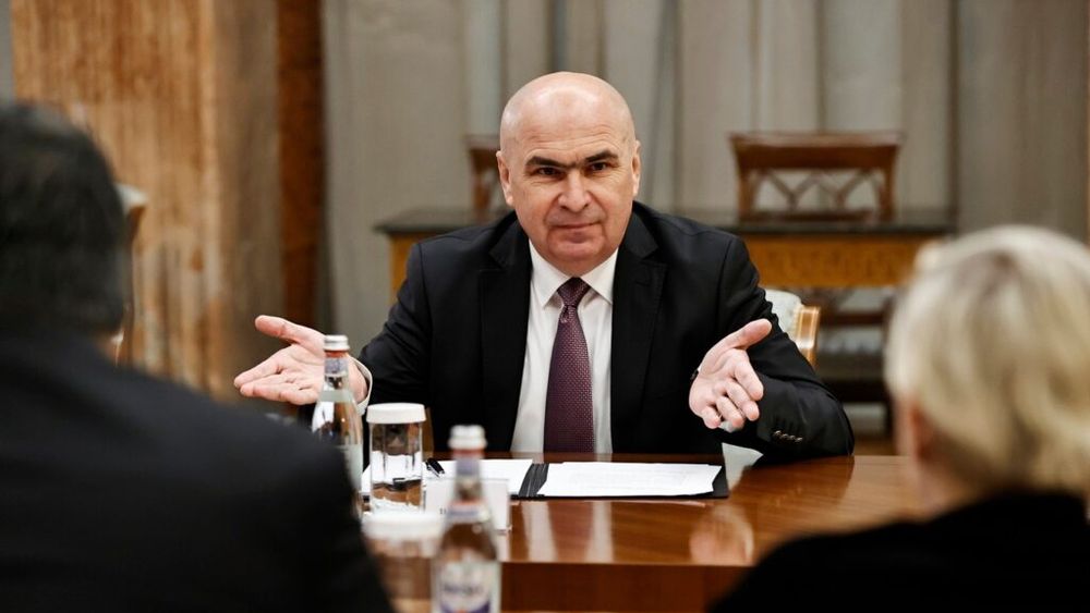 Premierul României, Ilie Bolojan, în vizită la cel mai mare producător de carne de pasăre din țară: „Oamenii şi companiile dezvoltă o ţară, nu guvernul”