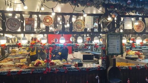 Cât costă sarmalele la Târgul de Crăciun din Craiova? 100 de grame de sarmale costă 10 lei