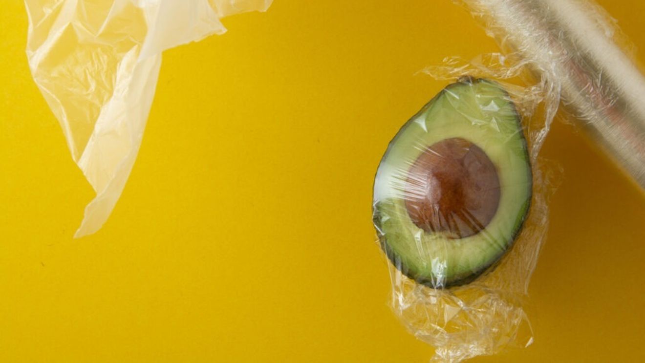 Cum să păstrezi avocado mai mult timp / Indiferent dacă l-ai tăiat sau îl păstrezi întreg, va rezista mai mult dacă respecți aceste reguli simple