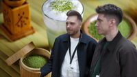 VIDEO | Matcha vs cafea: câtă cofeină are o porție de matcha și cu câte cafele poate fi comparată. Fondatorii GREEN DREAM: „Să ai doza aia de energie, dar să nu te agite pe moment”