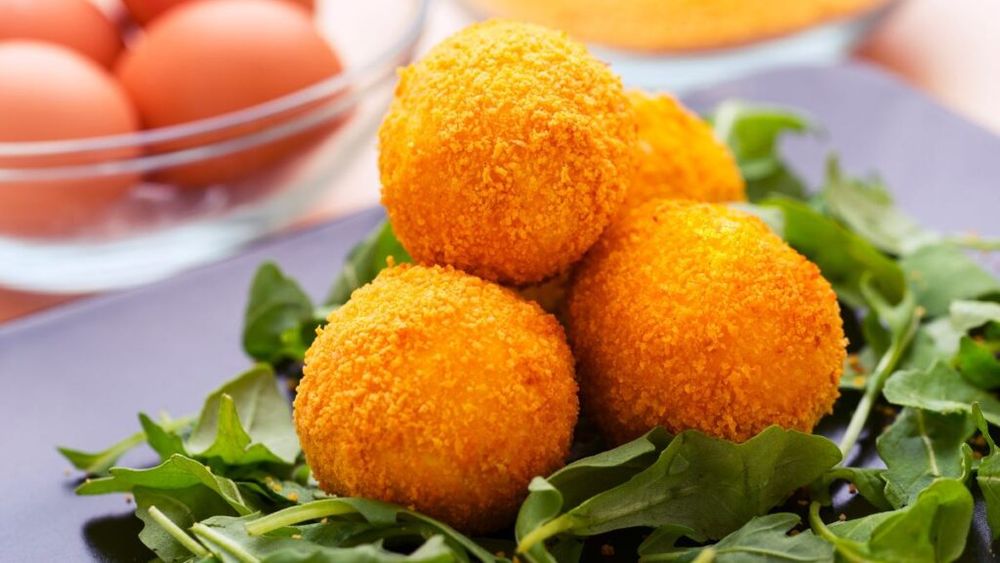 VIDEO / Uova alla milanese, un fel de scotch eggs dar mai dietetice, fără carne, mai aproape de spiritul Mediteranei. Un prânz ideal, dacă îi asociem o garnitură verde, la alegere