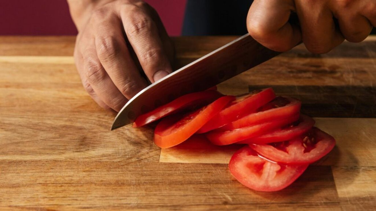 Un bărbat care analiza diferite ustensile de bucătărie într-un magazin din Constanța, a scăpat un cuțit în propriul picior/ A fost transportat în stare gravă la spital