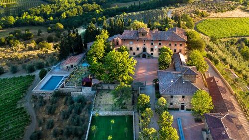 Fattoria di Vignamaggio, un loc special în Toscana care propune mâncare și vinuri exclusiv din producție proprie, cu teatru, capelă, ateliere creative și spații de dormit. Produce vinuri începând cu 1400 și a fost recent renovată