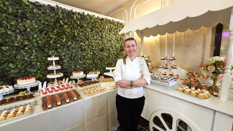 INTERVIU | A renunțat la jurnalism pentru cofetărie, iar după ani de muncă și-a închis laboratorul / Cristina Mehedințeanu, pastry trainer: „Stăteai în picioare, la 50 de grade, fără să mănânci, fără pauză” / „Este strigător la cer ce se întâmplă acum în HoReCa”