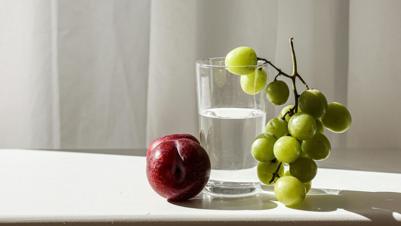 Bei apă după ce mănânci fructe? Specialiștii în nutriție și gastroenterologie avertizează asupra a cinci moduri în care acest obicei îți poate afecta grav organismul