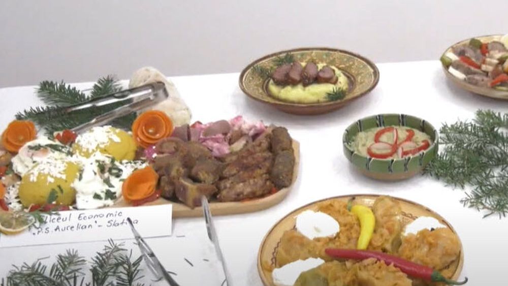 Zeci de preparate tradiţionale olteneşti specifice perioadei Crăciunului şi Anului Nou au fost pregătite de elevi de la clase cu profil alimentar și prezentate la Muzeul Judeţean Olt, la expoziţia "Gusturi din bătrâni"