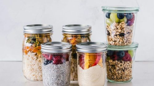 Zece alimente sănătoase care nu trebuie să-ți lipsească din meniul de toamnă-iarnă/Mănâncă frecvent legume, fructe, oleaginoase și somon, pentru a-ți întări imunitatea